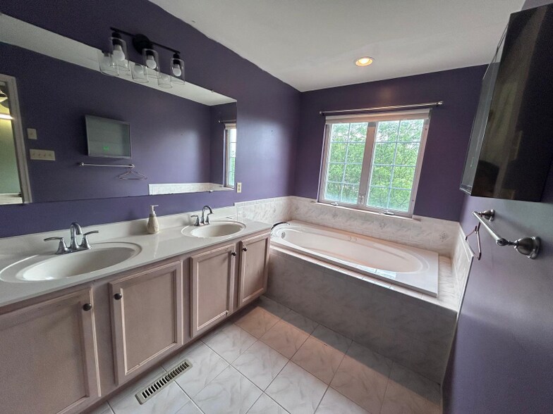 Building Photo - 73 Witman Dr