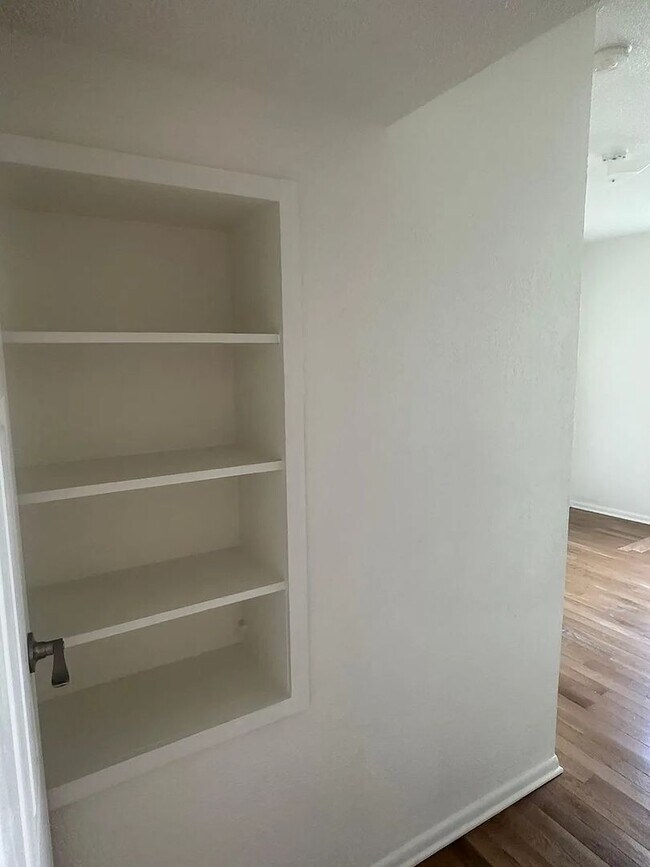 Building Photo - 404 S Marion St