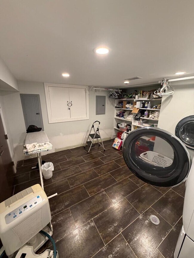 Building Photo - 4N150 Hawthorne Ave