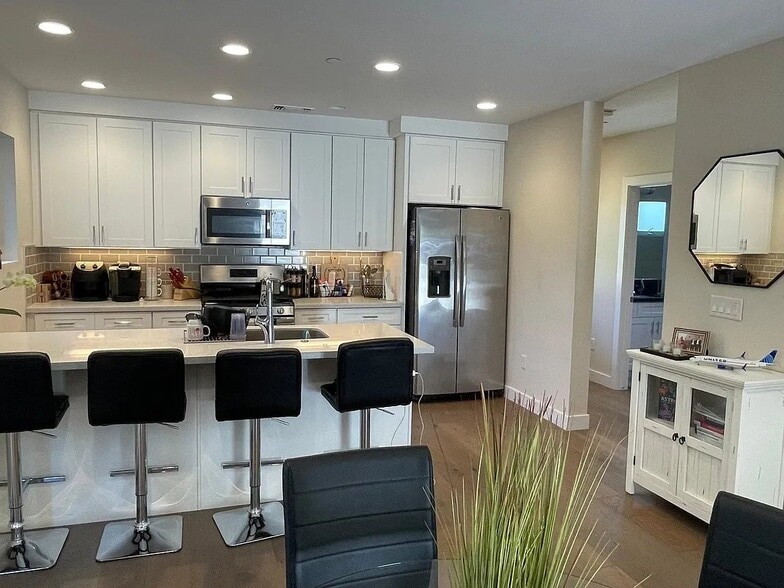 Building Photo - 3098 Rockview Pl