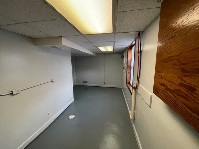 Building Photo - 525 E 47th St