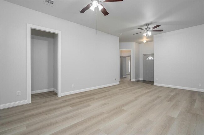 Building Photo - 203 Maple Ln