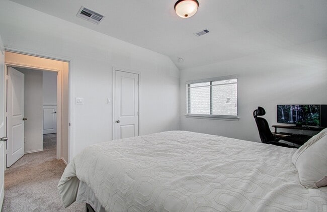 Building Photo - 4722 Crest Hill Dr