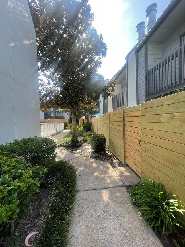 Building Photo - 5056 Glenmont Dr
