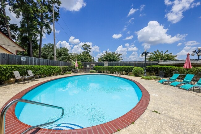 Building Photo - 17441 Red Oak Dr