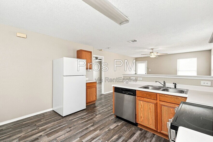 Building Photo - 5013 Waterford Dr