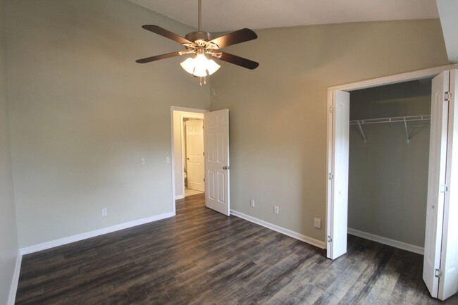 Building Photo - Remodeled Condo with amazing Mountain View...