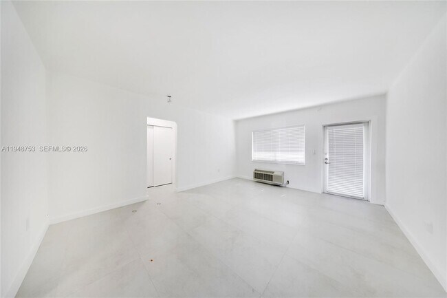 Building Photo - 6930 Rue Versailles Dr