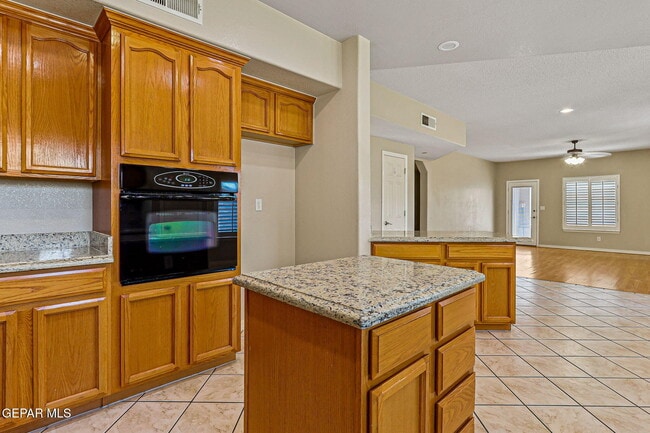 Building Photo - 951 Via Descanso Dr