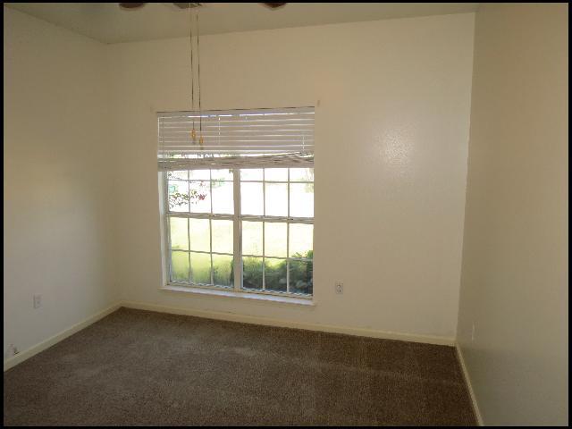 Building Photo - 5 Robyn Ln