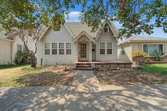 Building Photo - Charming Marysville Home with Bonus Space & Fenced Yard!