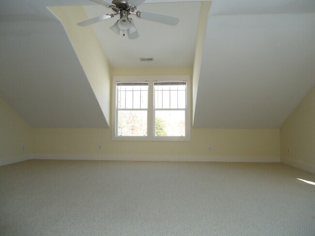 Building Photo - 220 Ruth Cir