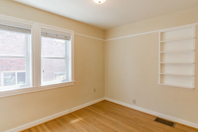 Building Photo - 5bd/4ba Seattle Home