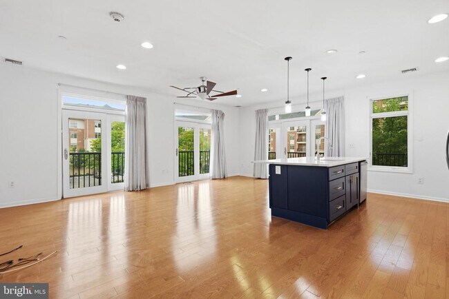 Building Photo - 301 Carson Terrace