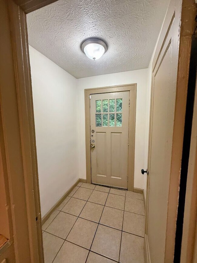 Building Photo - Four bedroom one bathroom home for rent