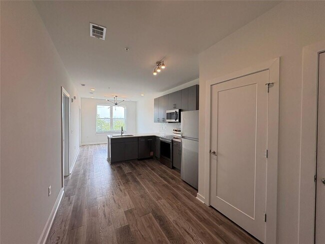 Building Photo - 525 Parkway Dr