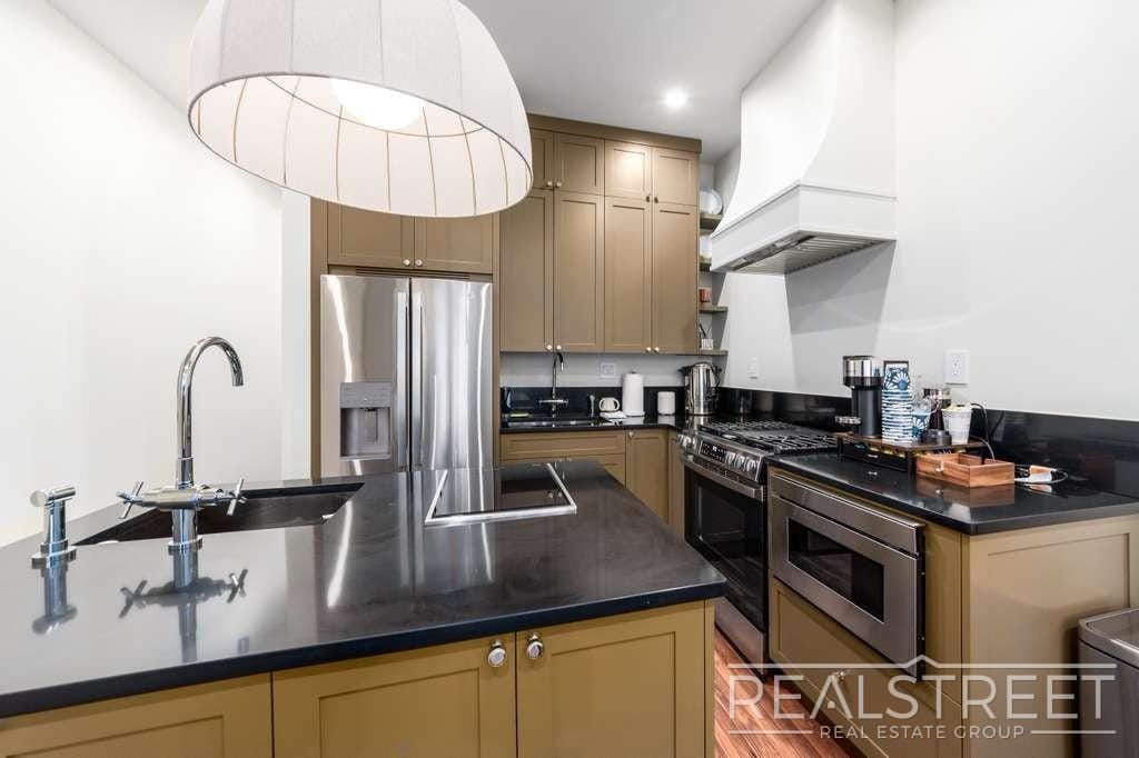 Building Photo - Refined Top-Floor 3-Bed Home in a Restored...