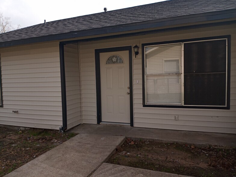 Primary Photo - 9814 Thorn St
