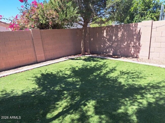 Building Photo - 2045 E Indian Wells Dr