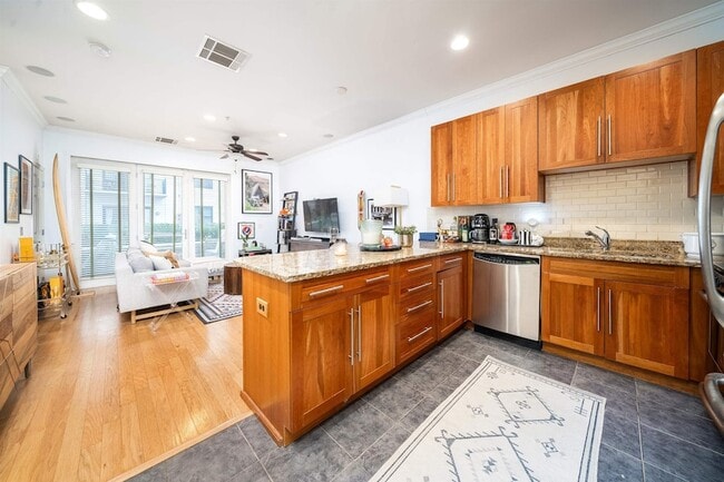 Building Photo - 1200 Grand St