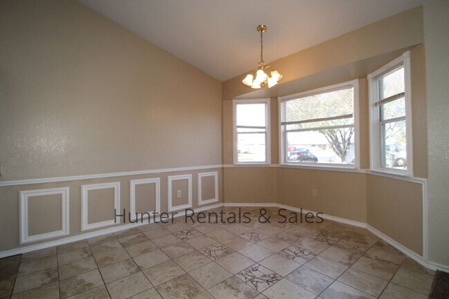 Building Photo - Comfortable 3-Bedroom Home in the Stratfor...