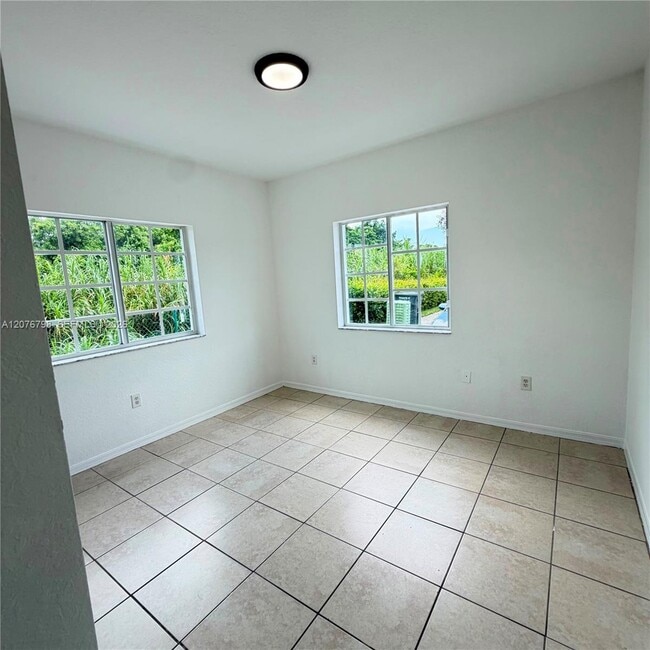 Building Photo - 923 SE 16th Ct