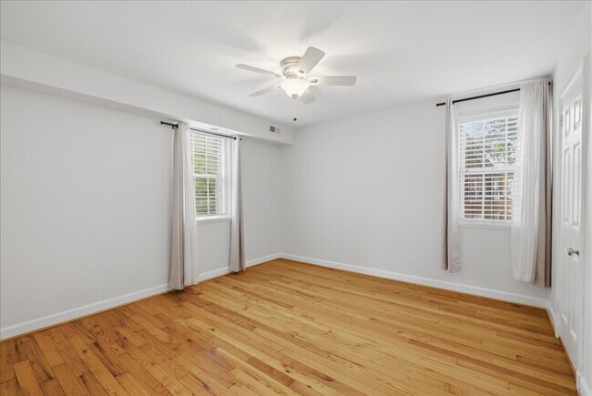 Building Photo - Elegant End-Unit Fairlington Villages Townhome with Private Balcony & Exceptional Community Ameni...