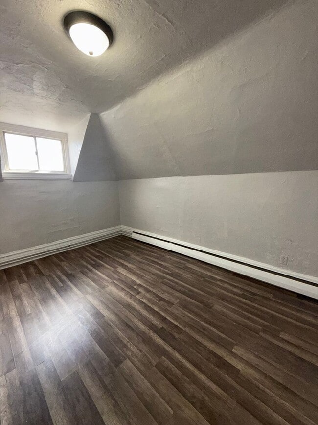 Building Photo - 826 Collins St