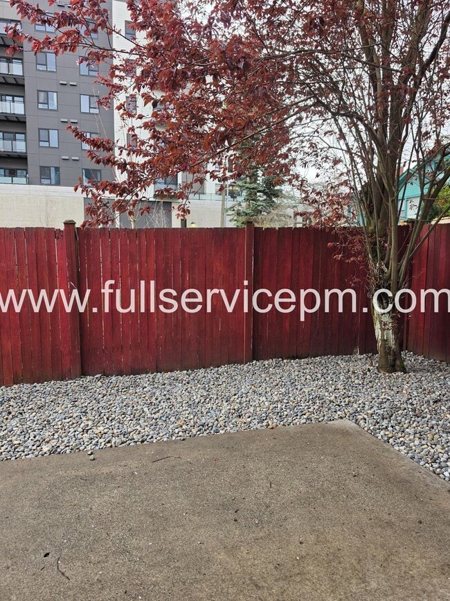 Building Photo - Private Drive Townhome Near Stone Ave N | 3 Bed, 2 Bath, 2-Car Garage, Deck + Fenced Yard