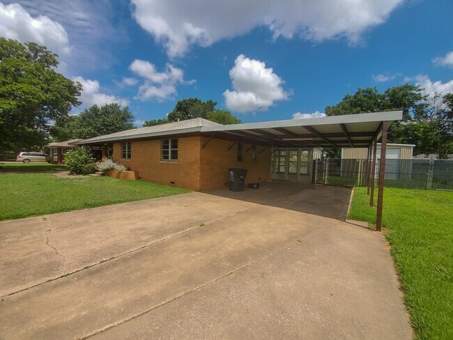 Building Photo - 4 Bedroom 2 bath Home in Shawnee