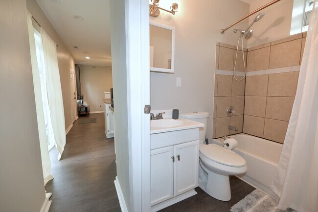 Building Photo - 912 Charlotte St