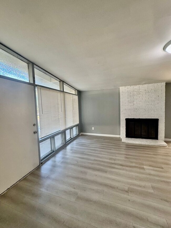Building Photo - Don’t miss this opportunity!