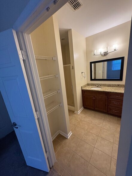 Building Photo - 310 Primrose Ln