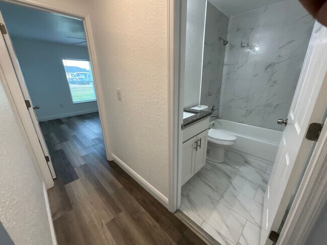 Building Photo - 500 dollars off firs month rent if move in by end of March!! .... Gorgeous Newer Custom Built Home