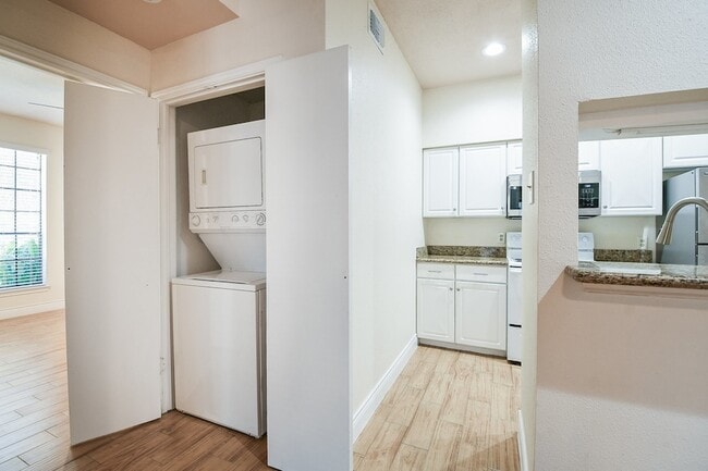 Building Photo - 2121 El Paseo St