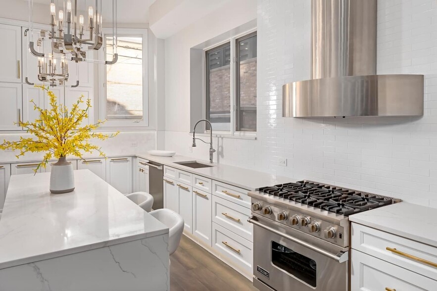 Building Photo - 32 E Bellevue Plz