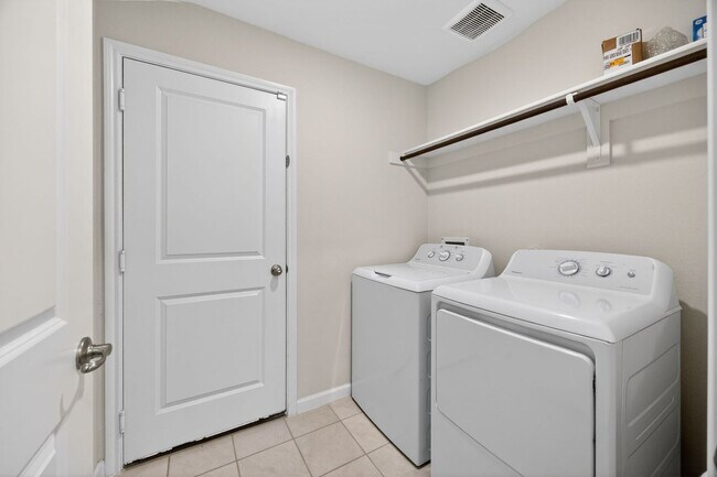 Building Photo - Beautiful Open-Concept Home with Washer/Dryer Included & Private Yard in Princeton
