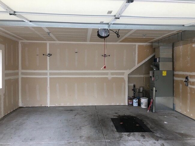 Building Photo - Singular room for rent with shared living space.