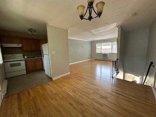 Living Room/Kitchen-Vacant - 422 Ringwood Ave