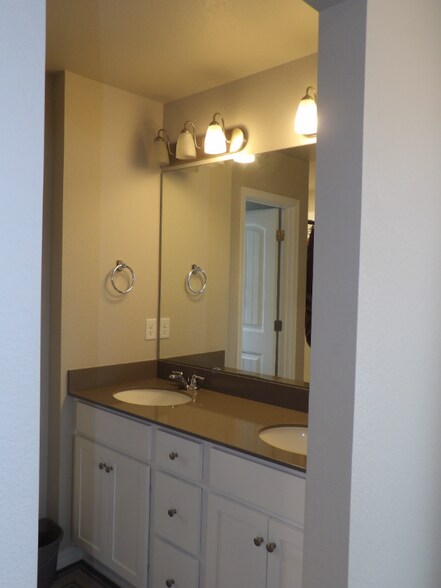 Building Photo - 10722 Rolling Mesa Dr