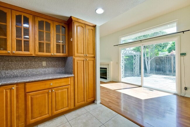 Building Photo - Hardwood Floors- A/C- Full Bedroom and Bath on First Floor: Fresh Paint