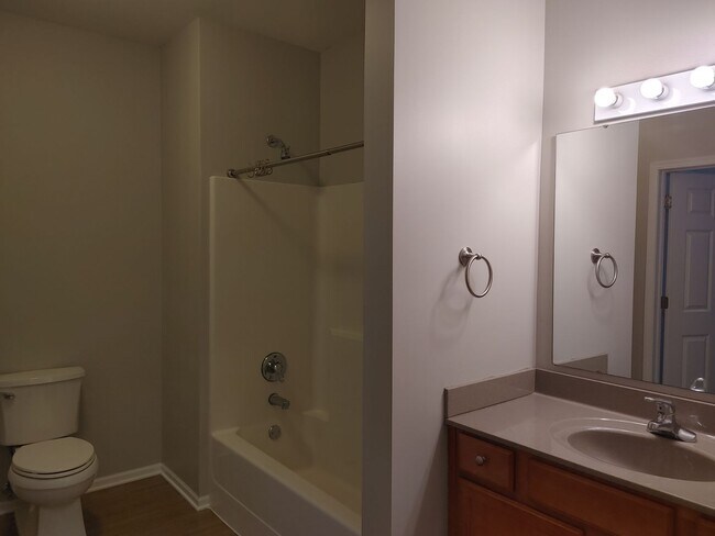 Building Photo - $1,550 | 2 Bedroom, 2 Bathroom Condo | No ...