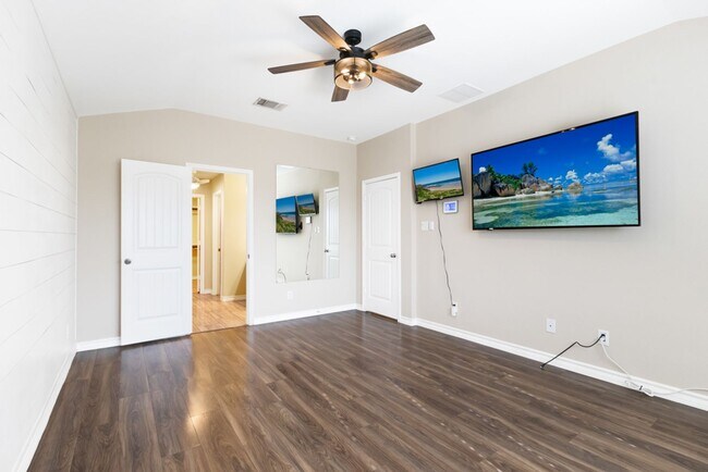 Building Photo - Well-Maintained 3-Bedroom Home – Ideal for Students & Professionals!