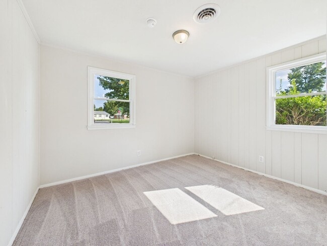 Building Photo - 2400 Beck Dr
