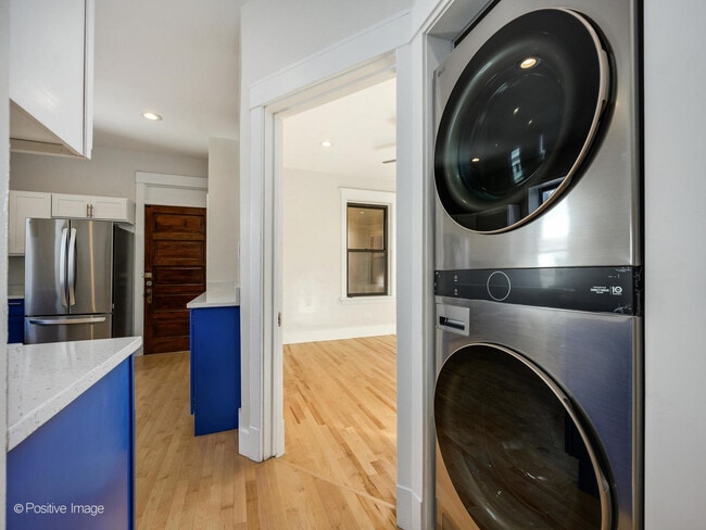 Building Photo - 2415 W Warner Ave