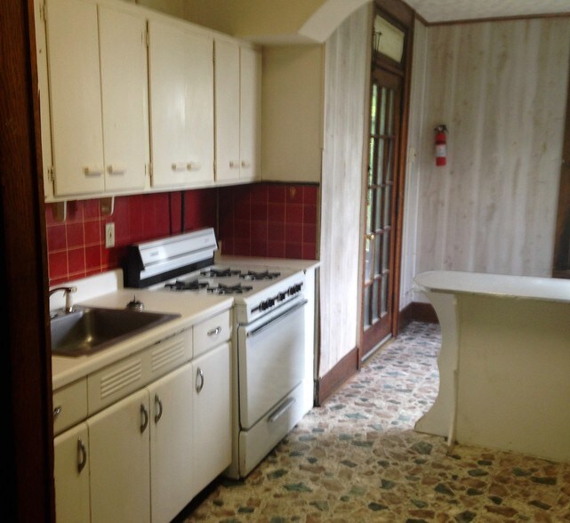 Kitchen 1 - 922 College Ave