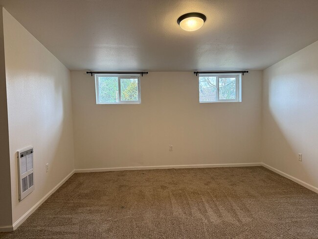 Building Photo - Updated 2 bedroom 1.5 bath duplex in Eugene!