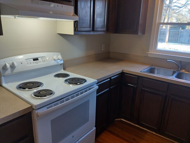 Building Photo - Newly Renovated 2bd/1ba apartment