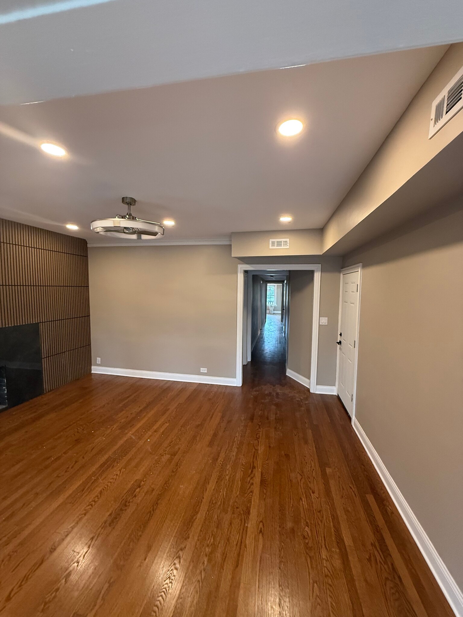 Living room - 1629 W Granville Ave