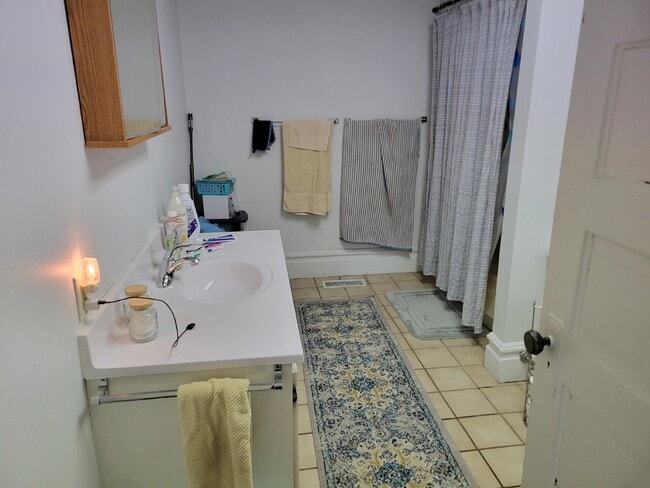 Building Photo - 3 Bed 2 Bath close to UWEC! Available June...